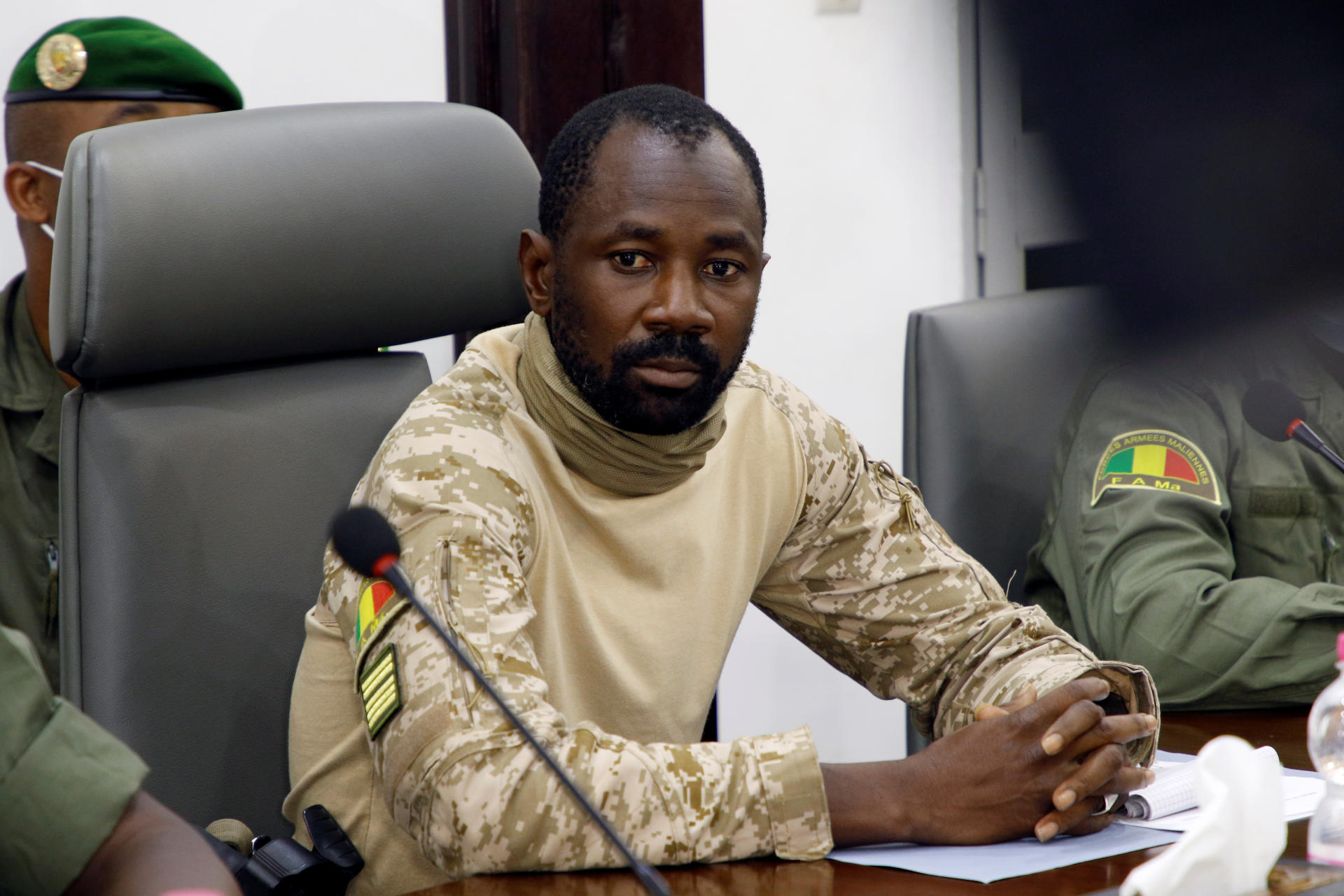 Mali : le colonel Assimi Goïta se présente aux audiences avec son arme |  7info