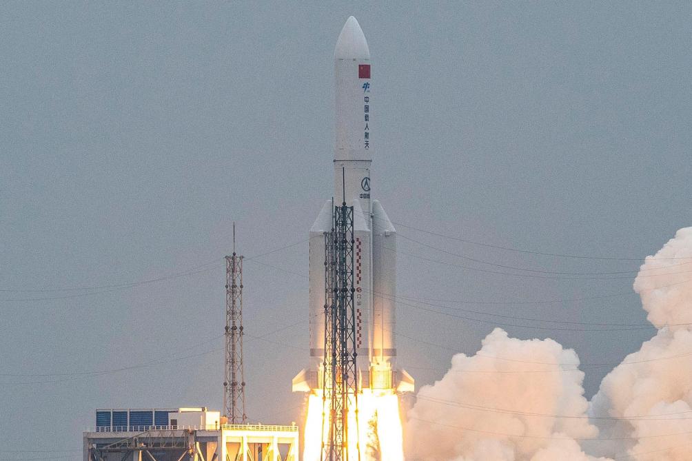 Retour incontrôlé d'une fusée chinoise, l'engin de 23 tonnes va retomber  sur terre